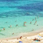 Folk bader ved stranden på mallorca