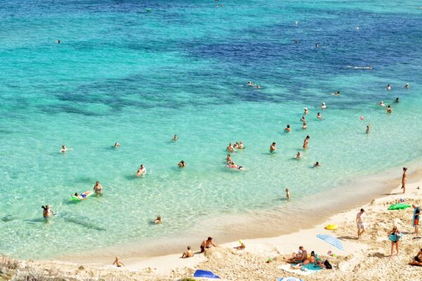 Folk bader ved stranden på mallorca