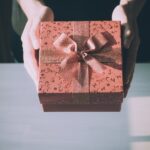 Person giver en indpakket gave