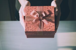 Person giver en indpakket gave